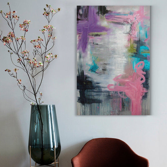 Cuadro abstracto en tonos rosa, morado y azul con texturas y detalles contemporáneos.