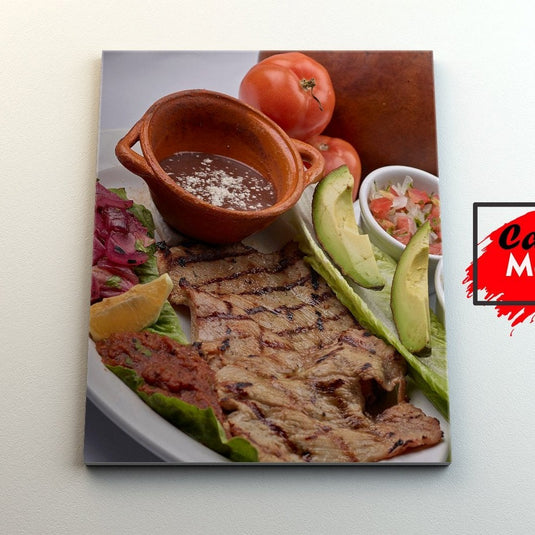 Plato tradicional mexicano con carne asada, aguacate y frijoles