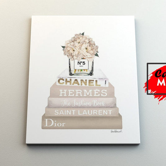 Composición decorativa con libros de moda y flores sobre perfume Chanel N°5 en acuarela