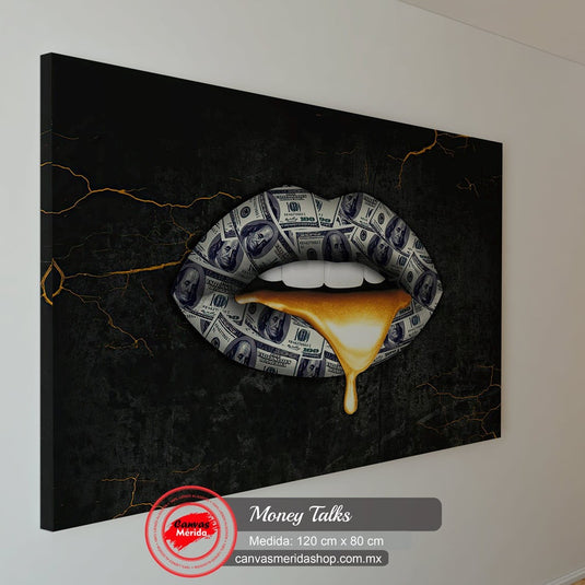 Labios formados por billetes de cien dólares con miel dorada sobre fondo oscuro con grietas doradas.