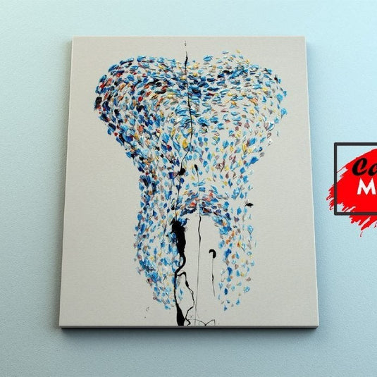 Composición abstracta de salpicaduras azules y negras en forma de lluvia sobre fondo claro