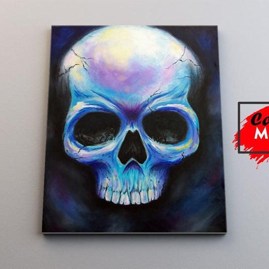 Cráneo humano estilizado con colores iridiscentes sobre fondo oscuro