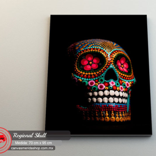 Calavera mexicana colorida decorada en estilo del Día de Muertos sobre fondo negro