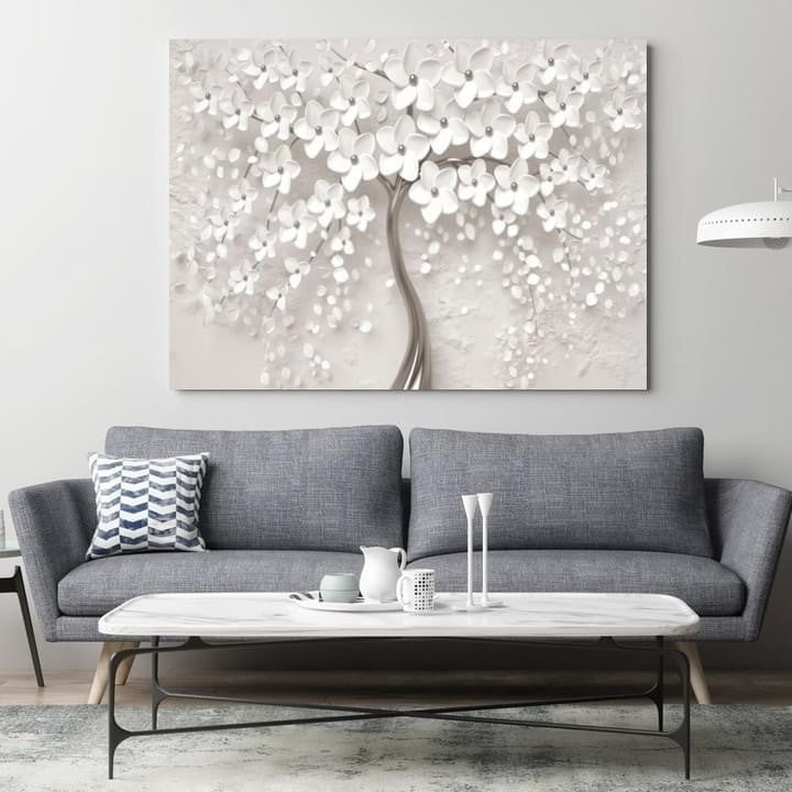 Cuadro decorativo de árbol con tronco plateado y flores blancas sobre fondo blanco y crema