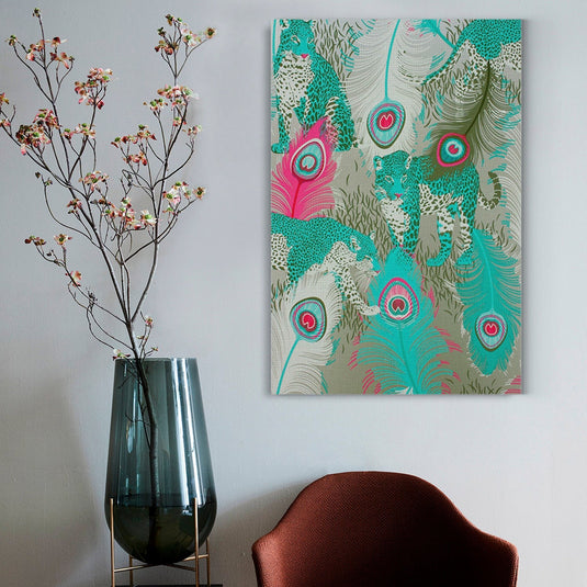 Cuadro con leopardos turquesa y plumas de pavo real en colores vibrantes.