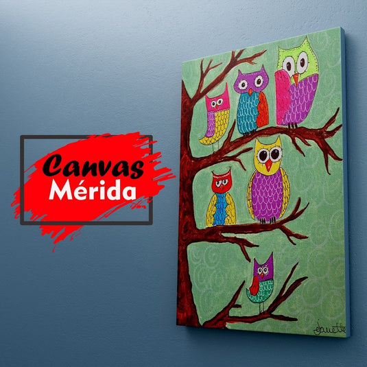 Cuadro animado con árbol sin hojas en verde y búhos coloridos en tonos lila, rojo, turquesa y amarillo