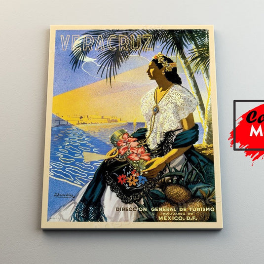 Póster vintage de Veracruz con una mujer tradicional, palmeras y vista al puerto.