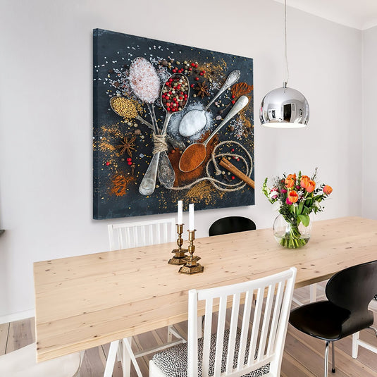 Cuadro decorativo de especias con cucharas metálicas y de madera sobre fondo oscuro, arte culinario artesanal.