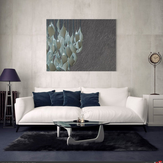 Cuadro decorativo minimalista de esculturas colgantes blancas sobre fondo gris oscuro – arte moderno y elegante.