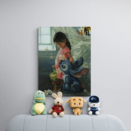 Cuadro decorativo infantil realista de niña con peluche azul estilo Lilo y Stitch – arte tierno y nostálgico para habitación de niños