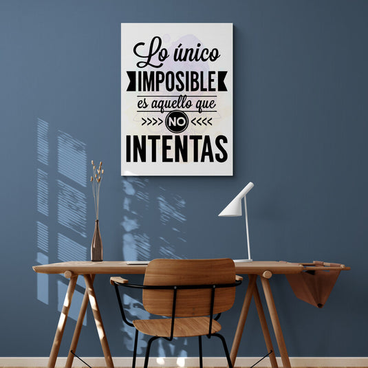 Cuadro decorativo con frase motivacional – Lo único imposible es aquello que no intentas, en diseño tipográfico moderno sobre fondo claro.