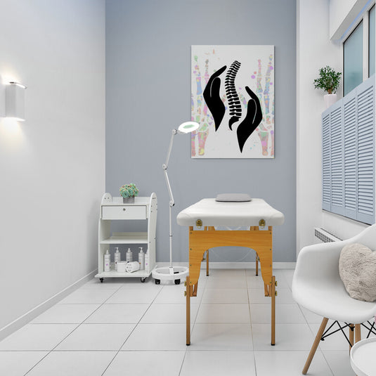 Ilustración decorativa de columna vertebral sostenida por manos – diseño simbólico para fisioterapeutas y profesionales de la salud con fondo anatómico artístico.