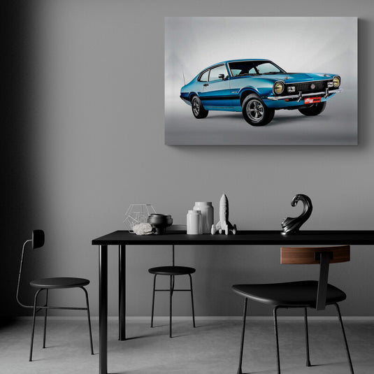 "Clásico automóvil Maverick en color azul con ruedas cromadas y faros redondos sobre fondo gris neutro"