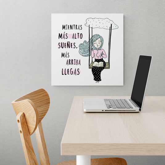 Cuadro decorativo con ilustración de niña en columpio sostenido por una nube y frase motivacional "Mientras más alto sueñes, más arriba llegas", estilo tierno y colorido ideal para decoración de recámaras, estudios o espacios creativos.