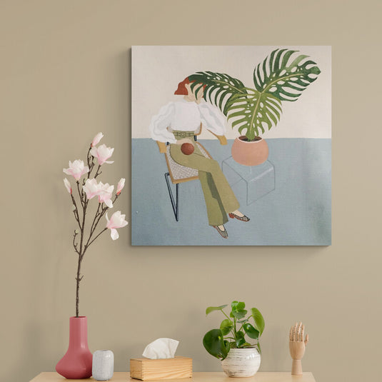 Figura femenina con planta Monstera en estilo minimalista