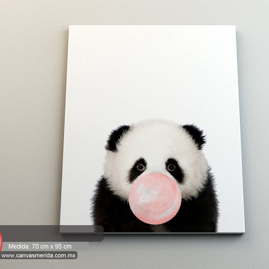 Cuadro moderno con retrato de panda bebé con chicle rosa