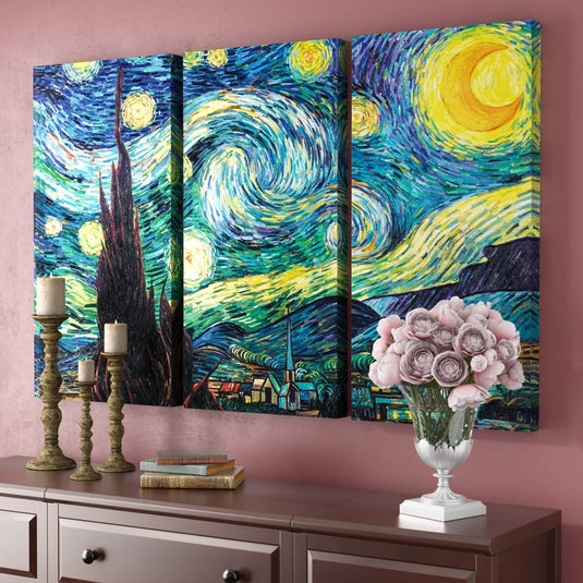 Tríptico inspirado en La Noche Estrellada de Van Gogh, con cielo lleno de remolinos y estrellas.