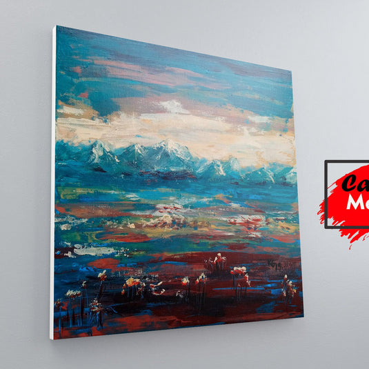 Paisaje semiabstracto con montañas en tonos azules y campos en rojos y naranjas, con cielo texturizado.