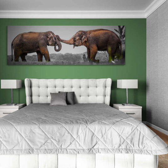 Cuadro panorámico de elefantes entrelazando trompas