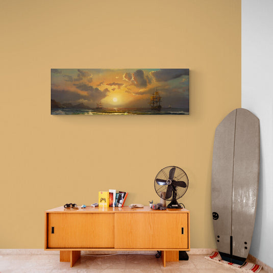 Pintura panorámica de veleros al atardecer con cielo nublado iluminado