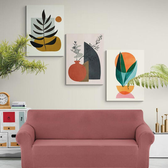 Set de cuadros decorativos: Primer cuadro con cuadrado turquesa, mancha amarillo mostaza y hoja oscura; Segundo con jarrón naranja, ramitas y formas sutiles en gris y verde; Tercero con círculo naranja, jarrón rosa-amarillo y hojas verdes.