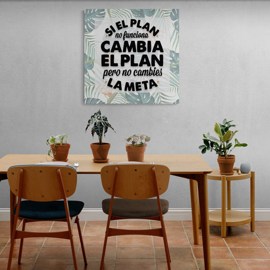 Frase motivacional en cuadro decorativo con fondo de hojas tropicales – Si el plan no funciona, cambia el plan pero no cambies la meta.