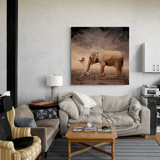 Niña y elefante en el desierto