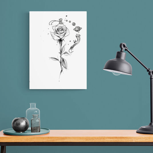 Rosa con detalles de perfumería y elementos astronómicos al estilo de 'El Principito' en ilustración en blanco y negro