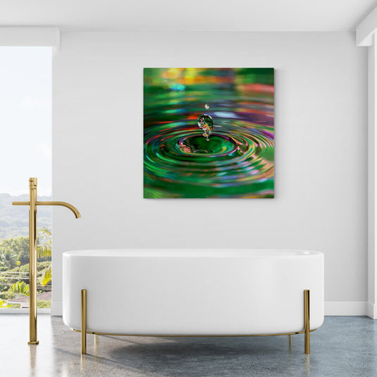 Gota de Agua Creando Ondas en Superficie Multicolor