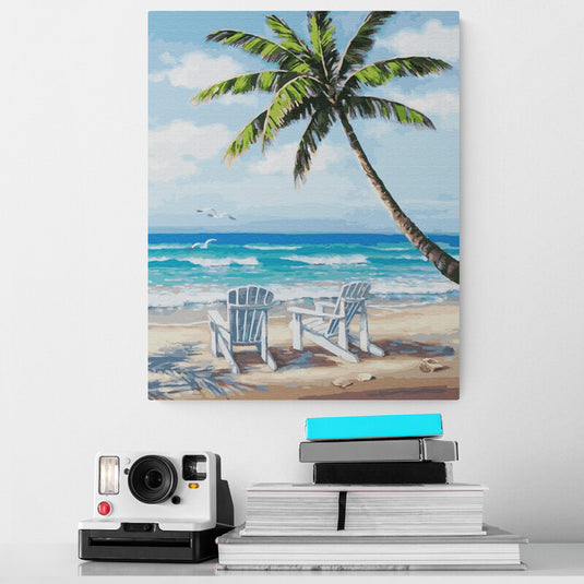 Pintura de dos sillas blancas bajo una palmera en la playa