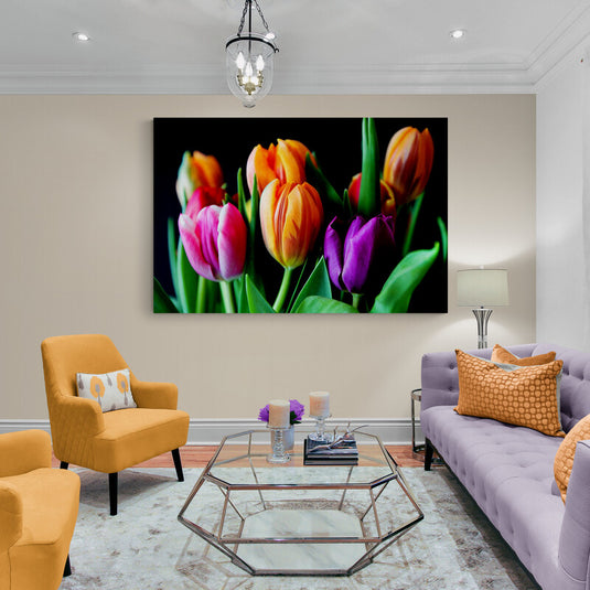 Ramillete de tulipanes coloridos sobre fondo negro