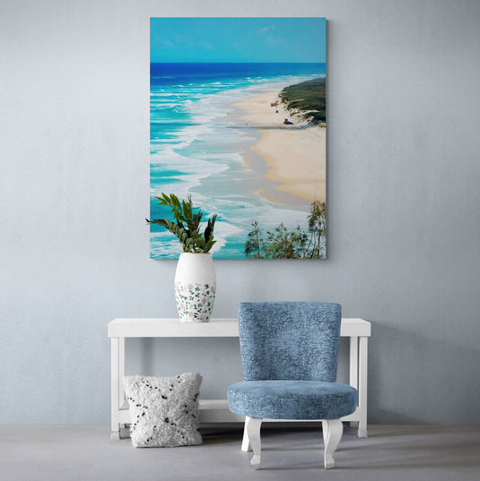 Fotografía de una playa desierta con vegetación y cielo azul