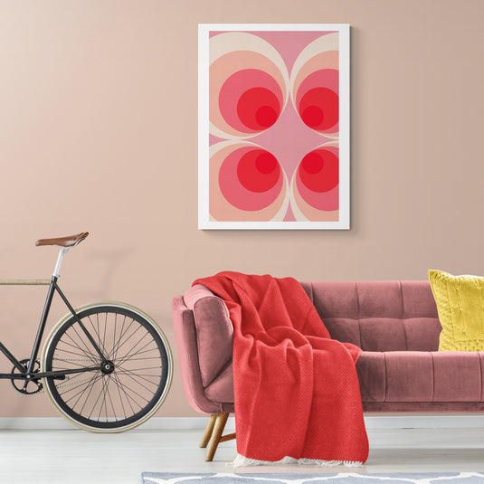 Póster geométrico retro en sala con sofá rosa y bicicleta