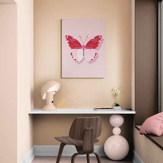 Cuadro de mariposa rosa en rincón decorativo minimalista con escritorio