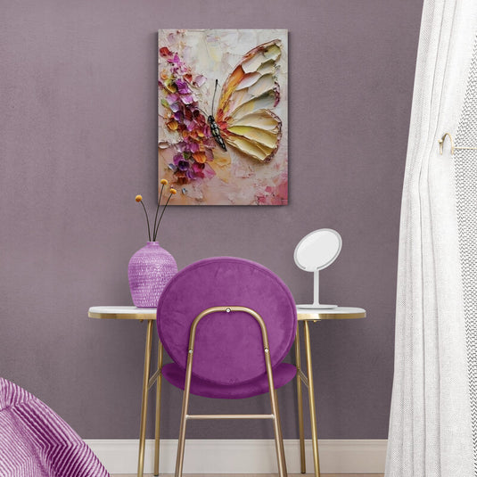 Cuadro decorativo de mariposa entre flores en relieve con tonos suaves estilo artístico elegante y delicado