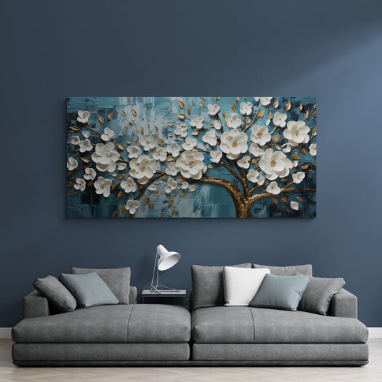 Pintura texturizada de árbol dorado con flores blancas sobre fondo azul