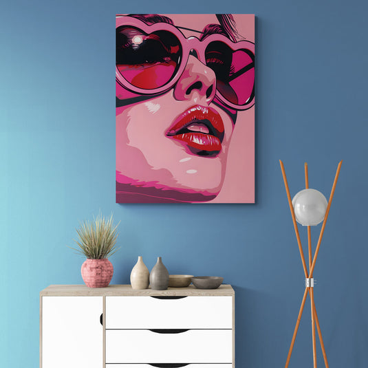 Pintura pop art de mujer con gafas en forma de corazón en tonos rosados.