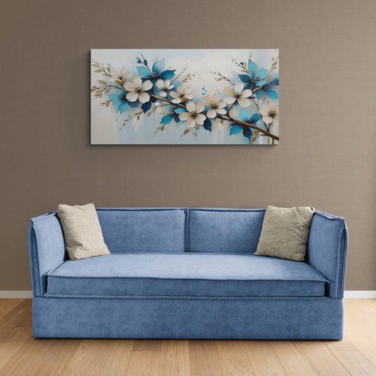 Cuadro decorativo de flores blancas y azules sobre ramas en sala moderna 