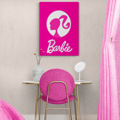 Cuadro decorativo, de fondo fucsia, en medio circulo blanco, con el logo de barbie y la palabra barbie en blanco 