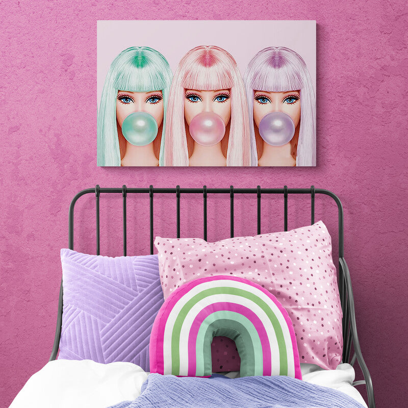 Cuadro decorativo con tres encantadoras barbies de cabello rosa, verde aquamarina y lila