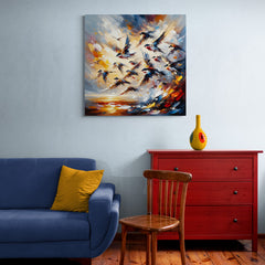 Pintura abstracta colorida de aves en vuelo como decoración de pared en interior moderno con sofá azul y cómoda roja