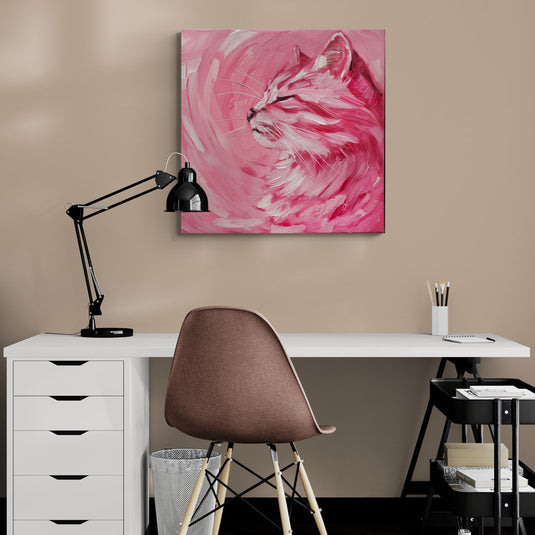 Pintura abstracta de gato en tonos rosados en un ambiente moderno.