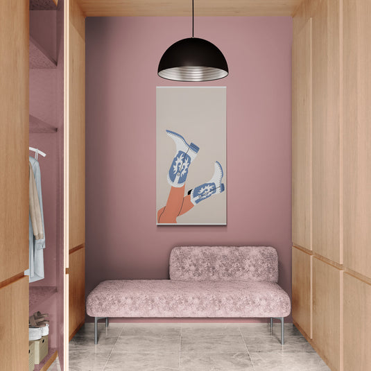 Obra moderna de botas vaqueras en vestidor minimalista con tonos rosados y madera clara