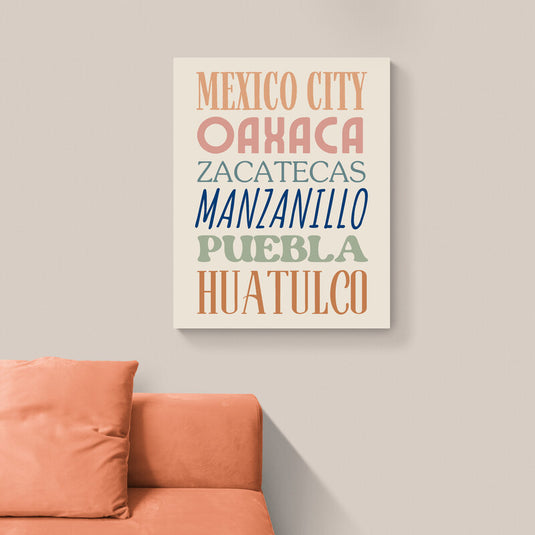 Cuadro decorativo con fondo crema, nombres de ciudades mexicanas en colores pastel y estilos de letras variados: Mexico City (naranja pastel), Oaxaca (rosa pastel), Zacatecas (verde), Manzanillo (azul), Puebla (verde pastel), Huatulco (café naranja claro)