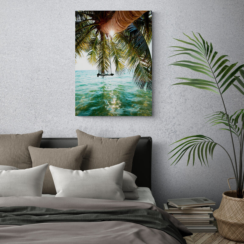 Fotografía relajante de una hamaca bajo una palmera frente al mar turquesa