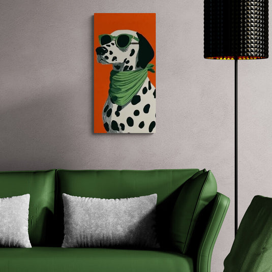 Cuadro decorativo de dálmata con gafas y pañuelo verde sobre fondo naranja estilo moderno divertido contemporáneo