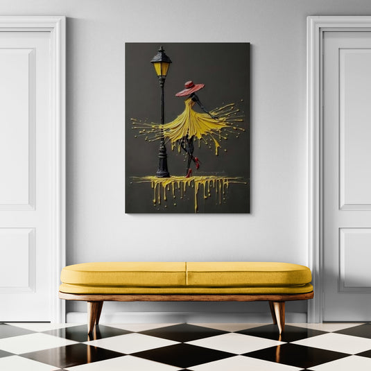 Cuadro decorativo de dama elegante con vestido amarillo y sombrero rojo bajo un farol
