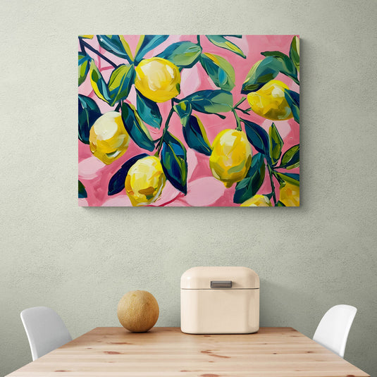 Pintura de limones y hojas verdes sobre fondo rosado para decoración fresca y colorida.