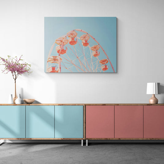 Cuadro de una noria en tonos pastel azul y coral con estilo minimalista.