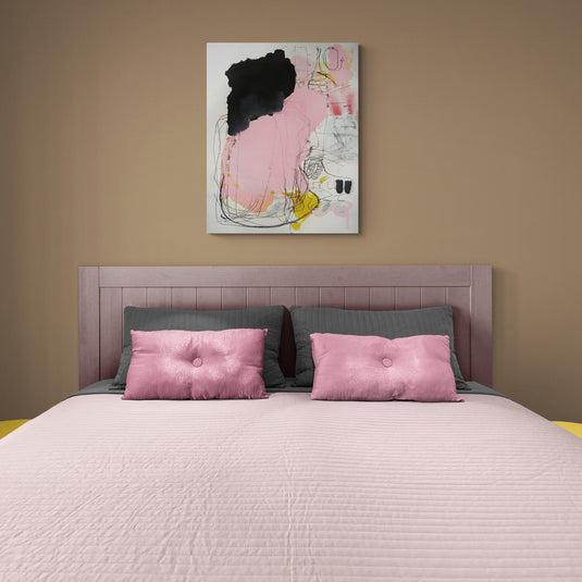 Pintura abstracta con formas negras y rosadas, líneas esbozadas y detalles en amarillo